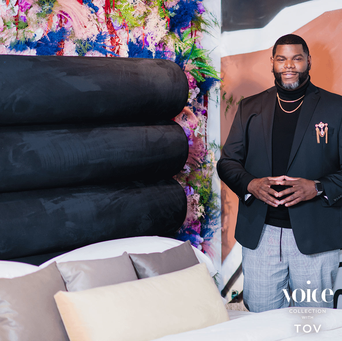 Durwin Black Velvet Bed in King